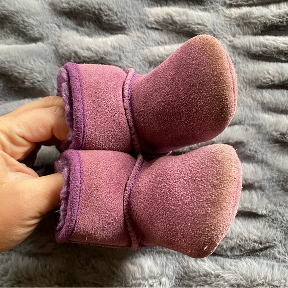 Ugg Purple Crib Booties - Picture 5 of 8